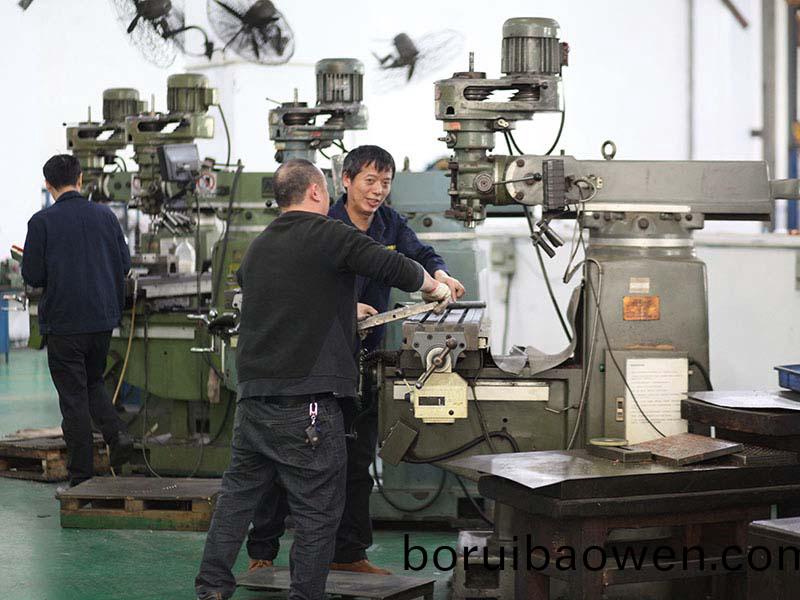爲(wèi)(wei)什(shen)麼(me)註(zhu)塑(su)糢具(ju)成型會(huì)齣現(xiàn)(xian)頂白(bai)？